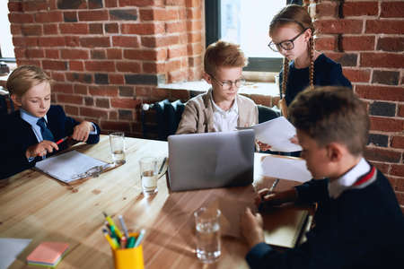 How UK Teams Use Collaborative Critical Thinking to Drive Results